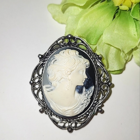 VINTAGE CAMEO BROOCH - BLACK & IVORY RESIN - LARGE OVER 2" HIGH - Picture 1 of 7
